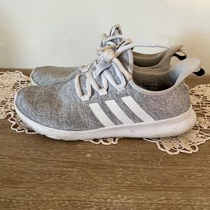 Women’s adidas cloud foam tennis shoes 9.5 grey & white walking shoes